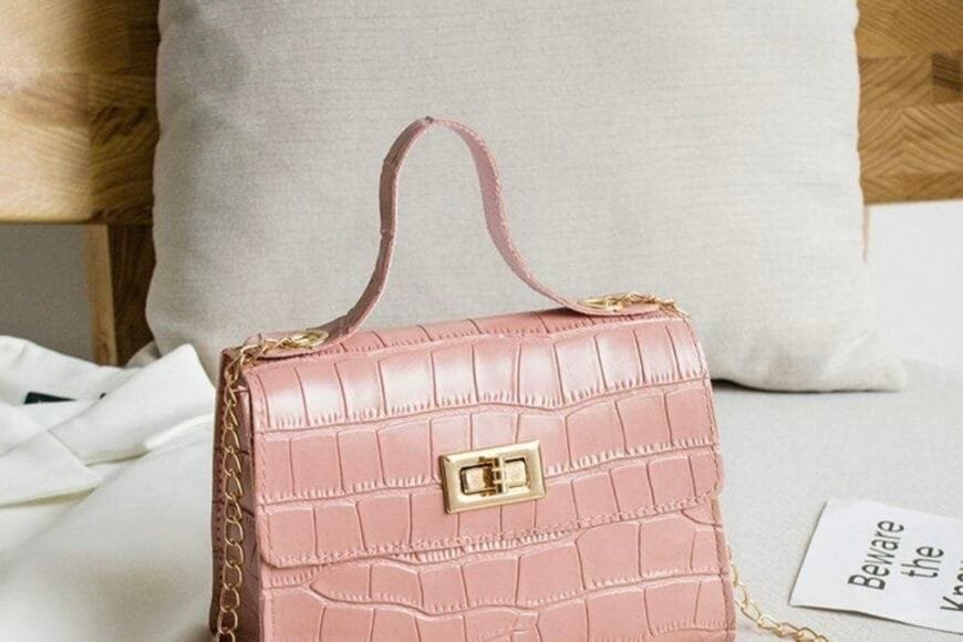 Sac à main motif croco rose
