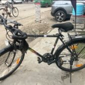 Ensemble vélo + casque noir en très bon état