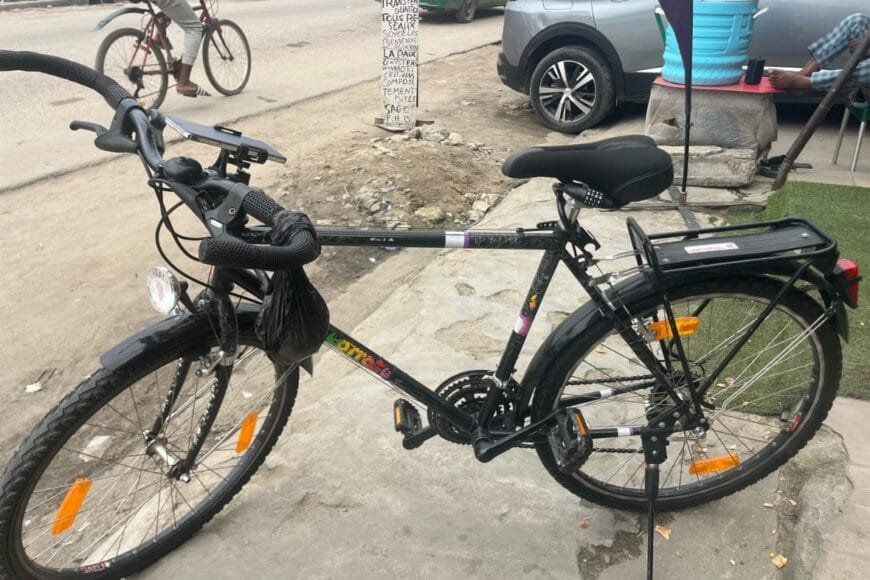 Ensemble vélo + casque noir en très bon état