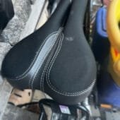 Ensemble vélo + casque noir en très bon état