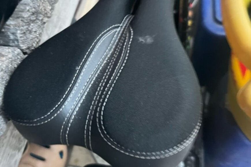 Ensemble vélo + casque noir en très bon état