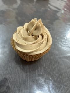 12 cupcakes caramel beurre salé et fruits rouges