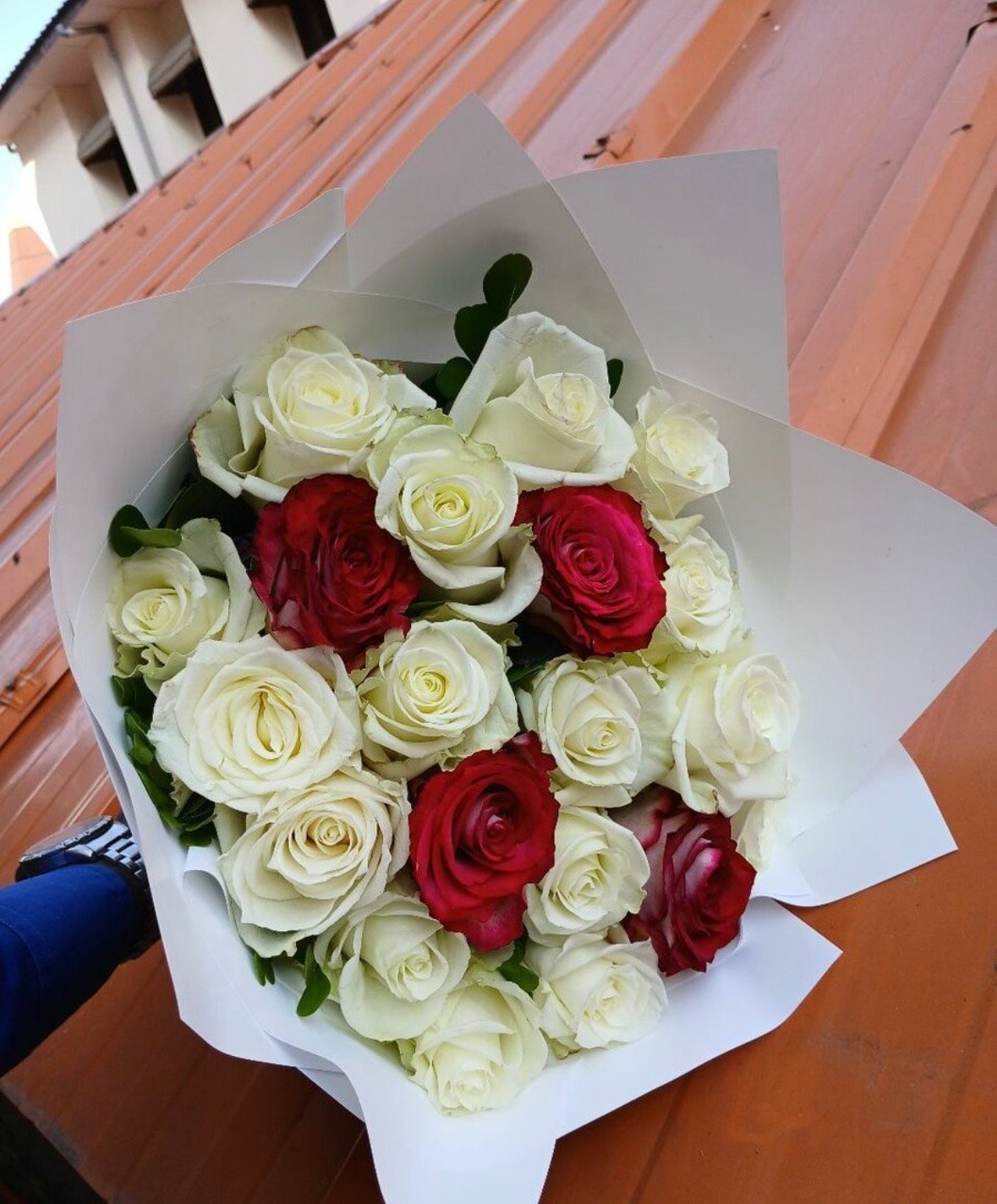 Bouquet de roses blanches et rouges à vendre