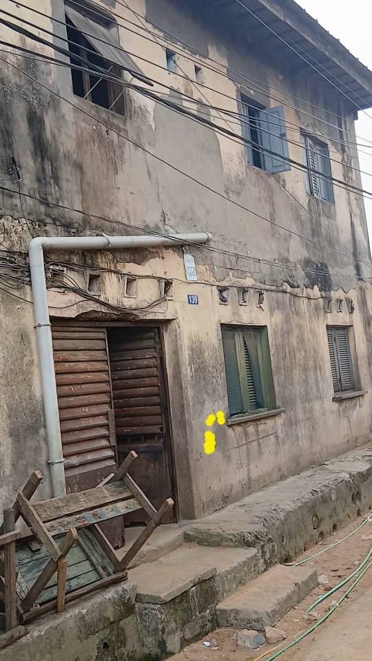 Cour à vendre ADJAME CHÂTEAU