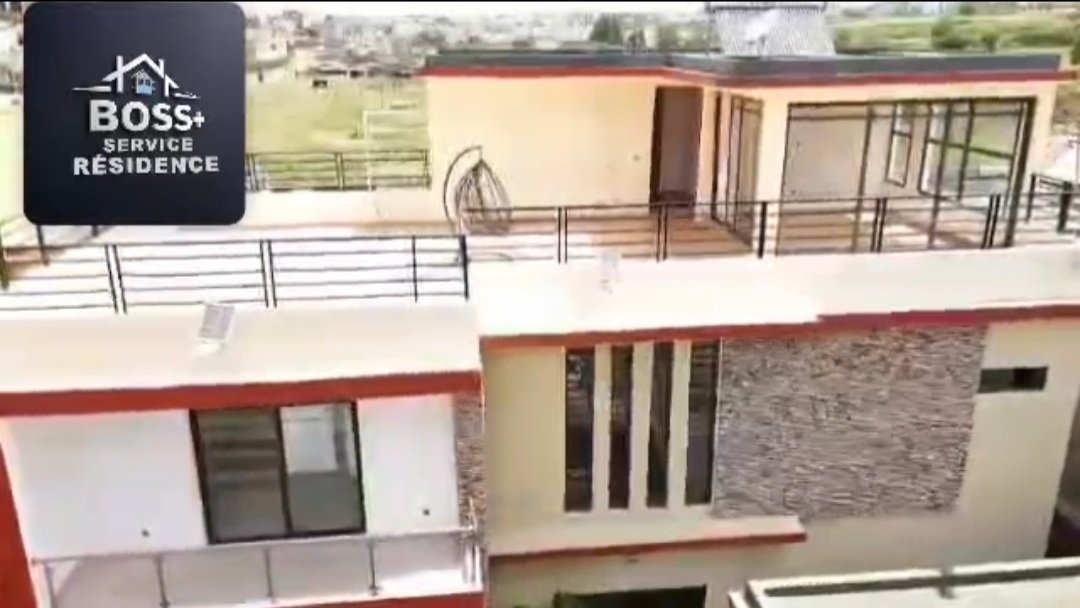 VILLA TRIPLEX 9 PIÈCES ANGRÉ 8ÈME