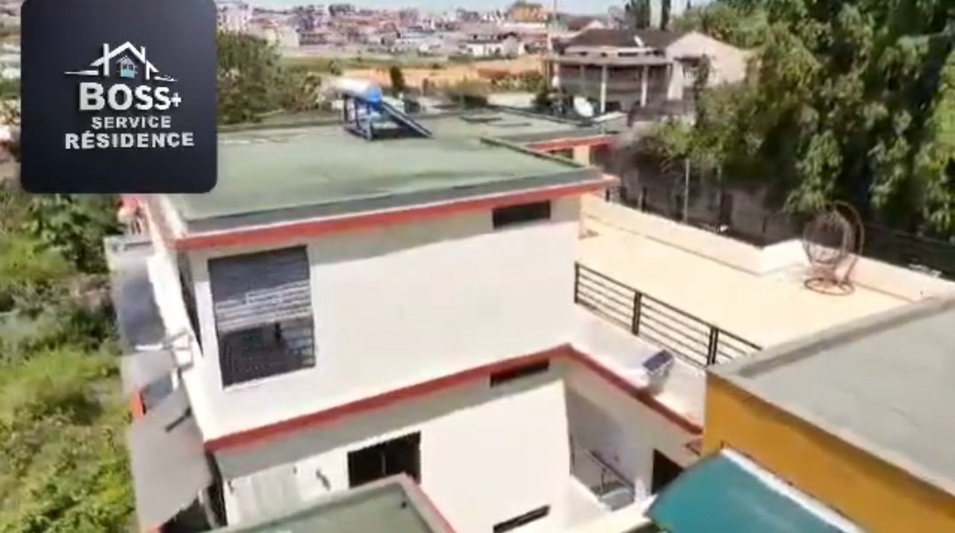 VILLA TRIPLEX 9 PIÈCES ANGRÉ 8ÈME