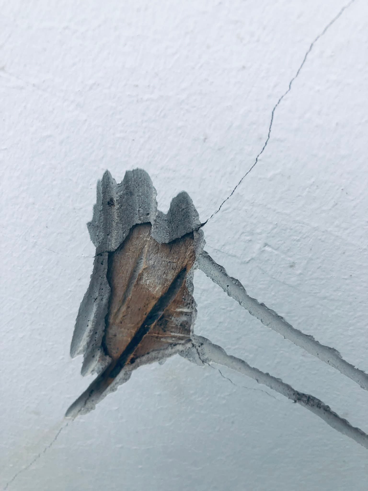 Mur fissuré ou humidité ?