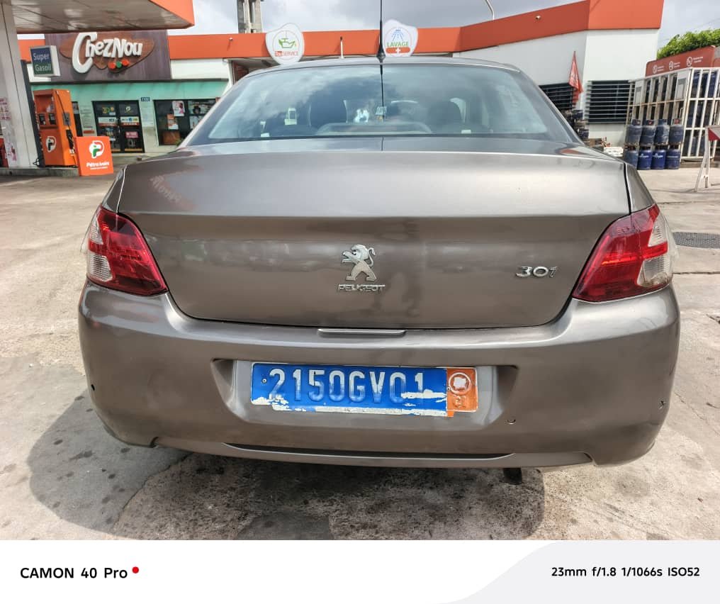 Peugeot 301 boîte auto Essence