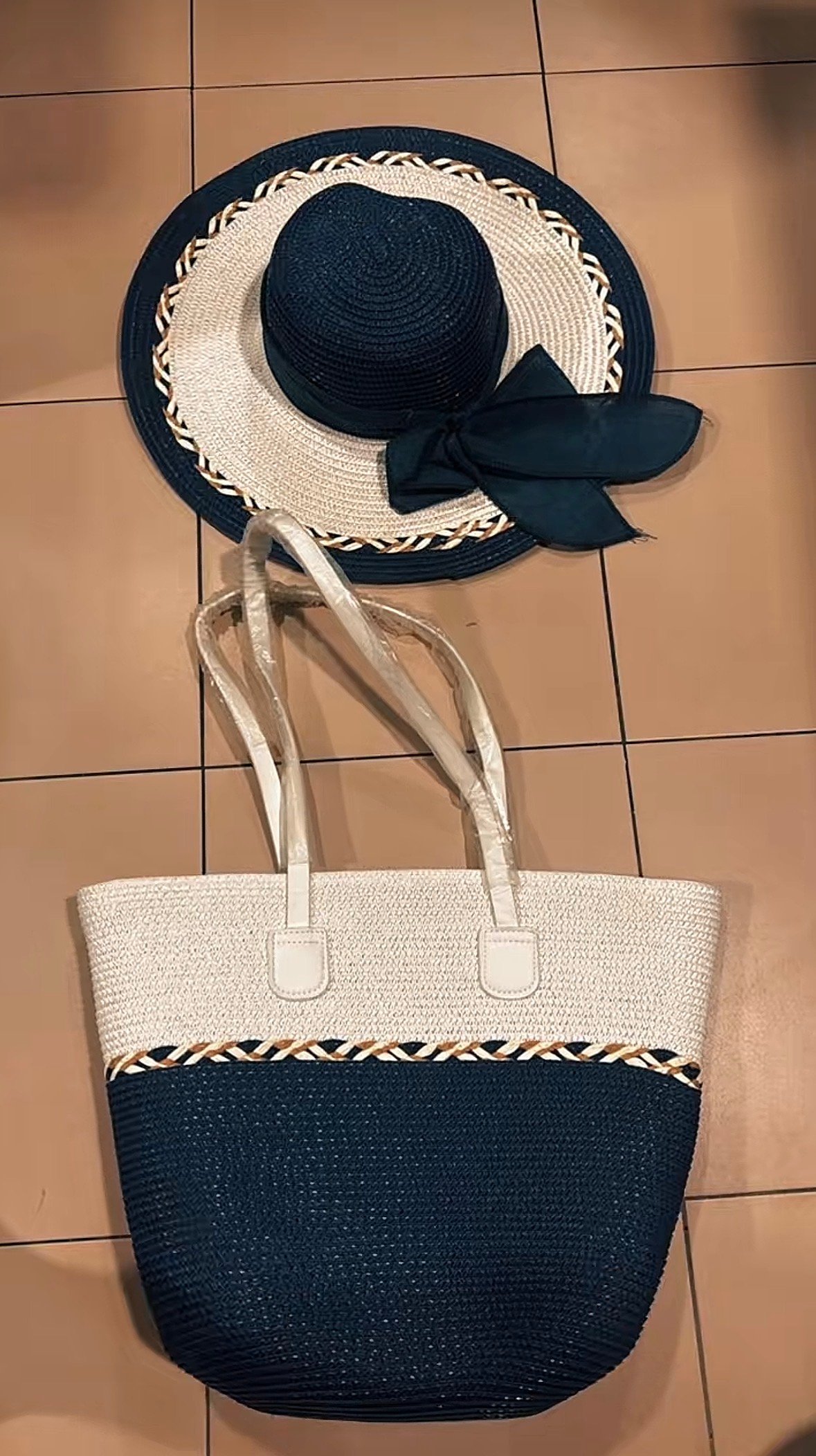 Vente de sac et chapeau de plage