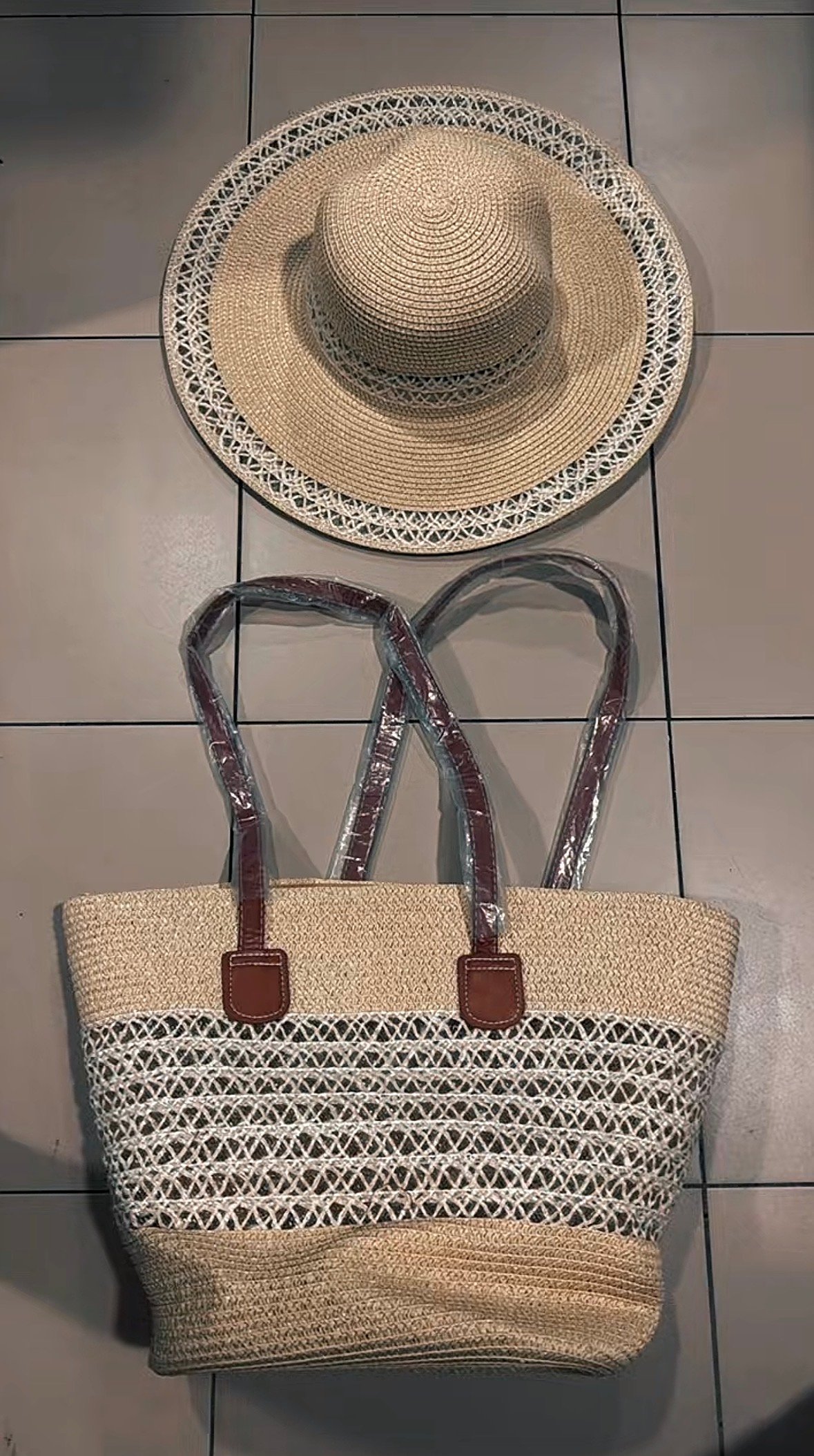 Vente de sac et chapeau de plage