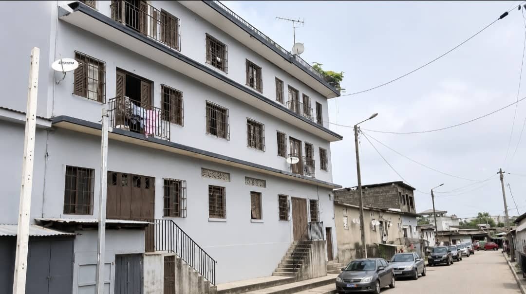 ADJAME 220 Vente R+2 600 m2