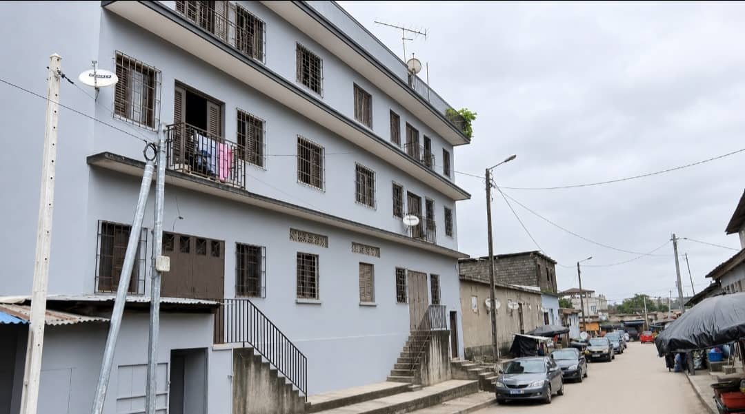 ADJAME 220 Vente R+2 600 m2