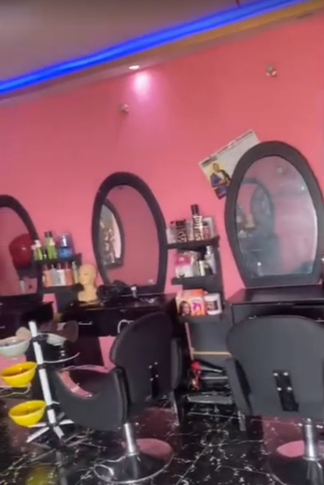 Salon de coiffure mixte à céder Cocody Riviera Faya
