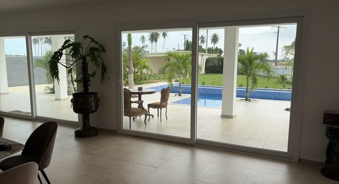 Port bouet Villa Duplex T6, dépendances, bord de lagune, grande piscine